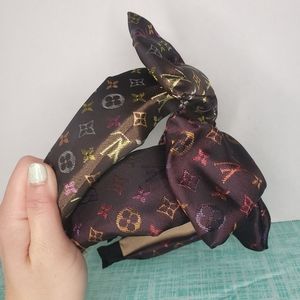 $28/2 LV STYLIST HAIR ACCESSORIES